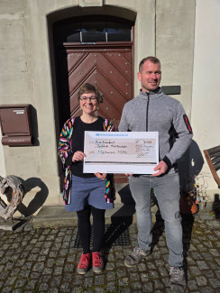 Spende für Bücherei